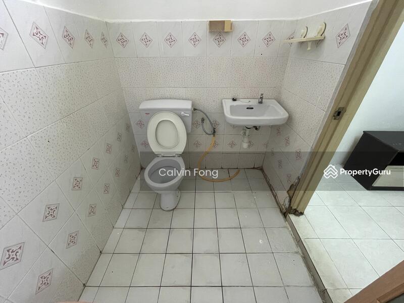 Semi-Detached House for Rent in Sungai Petani (Kedah) - Calvin Fong - Master bedroom attached bathroom - PropertyGuru.com.my
