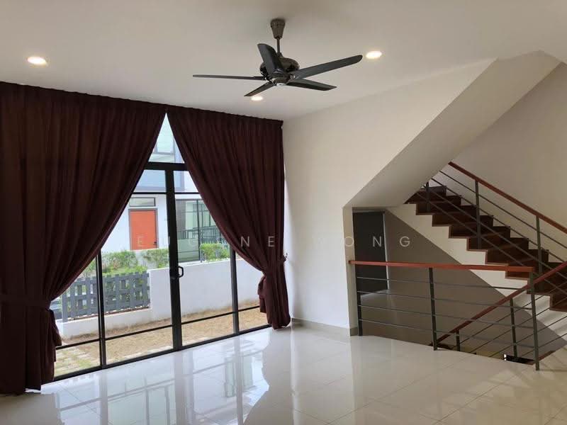 Rumah Teres 3-Tingkat untuk Dijual di Taman Equine (Seri Kembangan) - Eugene Wong - Living Room - PropertyGuru.com.my