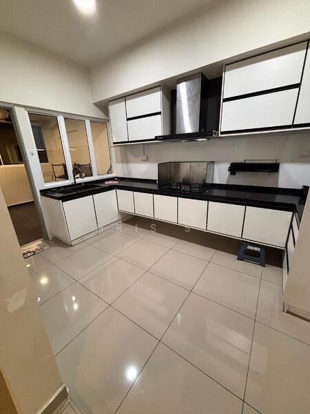 Untuk Disewa - Brand new largest condo 1335sf partly furnished low density privacy environment