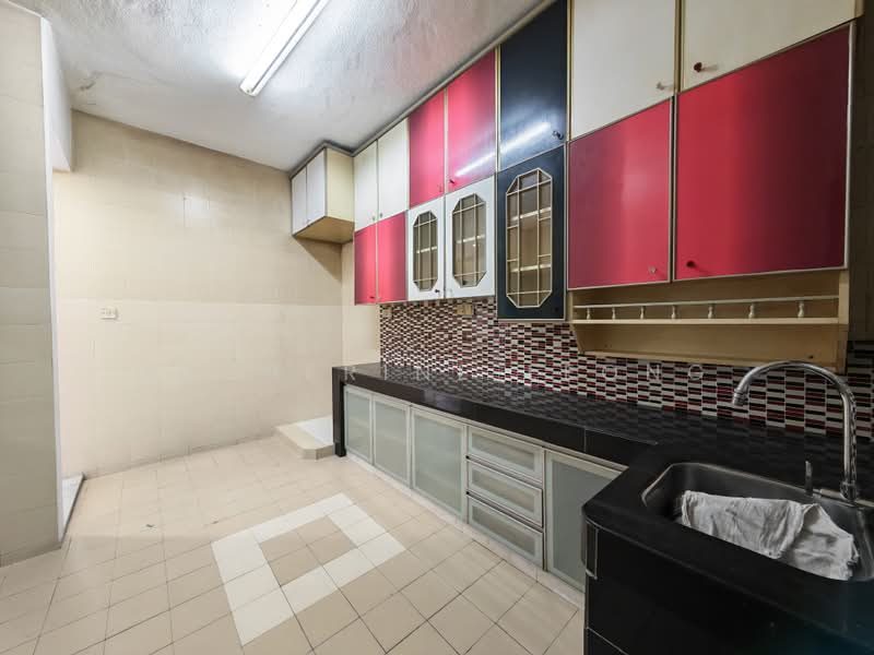 2-storey Terraced House for Sale in Serdang (Seri Kembangan) - Katherine Leong - Kitchen - PropertyGuru.com.my