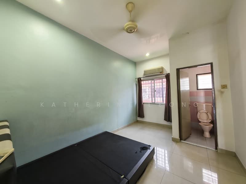 2-storey Terraced House for Sale in Serdang (Seri Kembangan) - Katherine Leong - Bedroom - PropertyGuru.com.my