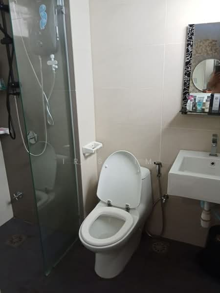 Kondominium untuk Dijual di The Raffles Suites - Iris Lim - Bathroom - PropertyGuru.com.my