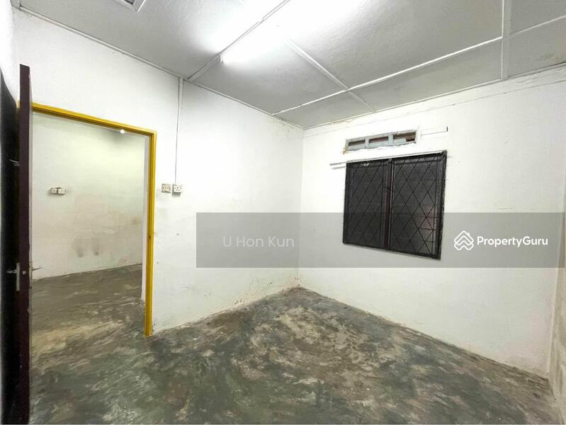 Single Storey Terrace House at Taman Universiti, Jalan Kejayaan, Taman