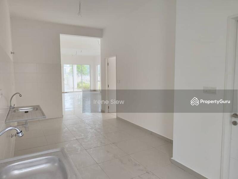 End lot with extra land Suriaman 2A Dellora Brand New Sendayan, Bandar