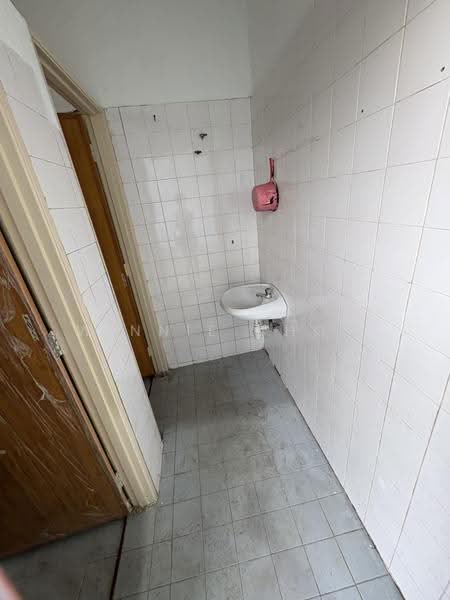 Shop for Rent in Shah Alam (Selangor) - Winnie Chow - Bathroom - PropertyGuru.com.my