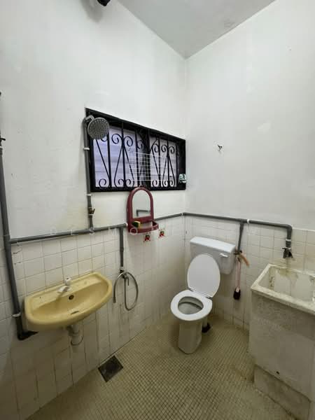 Rumah Teres 2 Tingkat untuk Disewa di Taman Melur (Ampang) - Desmond Low - Bathroom - PropertyGuru.com.my