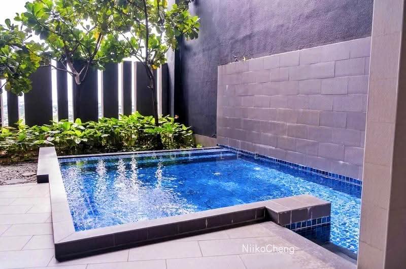 Kediaman Servis untuk Dijual di TRiGON Luxury Residences - Paul Lee - Pool - PropertyGuru.com.my