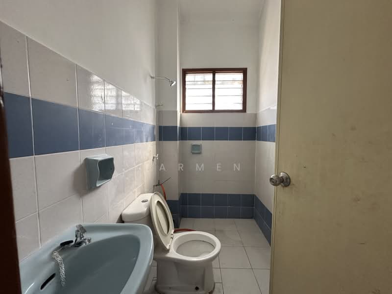 Rumah Teres 2 Tingkat untuk Dijual di Usj 12 (Subang Jaya) - Carmen Lee - Bathroom - PropertyGuru.com.my