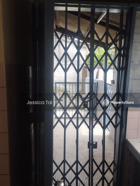 1-storey Terraced House for Sale in Seksyen 4 (Petaling Jaya) - Jessica Tai YF - 2nd side entrance to house - PropertyGuru.com.my