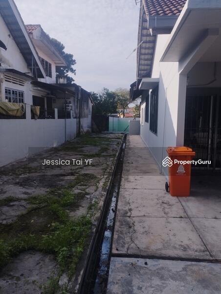 1-storey Terraced House for Sale in Seksyen 4 (Petaling Jaya) - Jessica Tai YF - side entrance to kitchen and backyard access - PropertyGuru.com.my