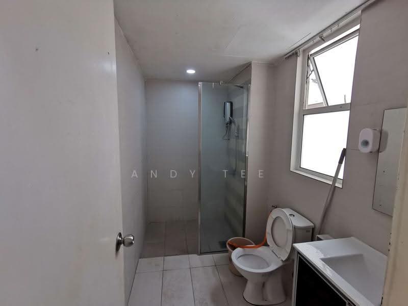 Kediaman Servis untuk Disewa di Menara U2 - Andy Tee - Bathroom With Water Heater - PropertyGuru.com.my