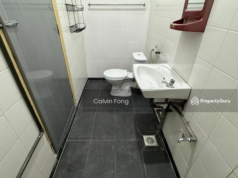 Master bedroom attached bathroom 