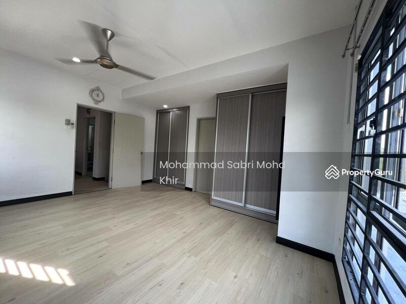Rumah Teres 2 Tingkat untuk Dijual di Bandar Enstek (Negeri Sembilan) - Mohammad Sabri Mohd Khir - First floor. Master Bedroom with toilet attached. - PropertyGuru.com.my