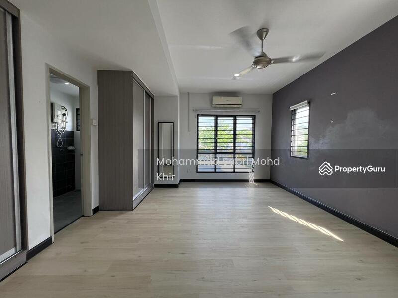 Rumah Teres 2 Tingkat untuk Dijual di Bandar Enstek (Negeri Sembilan) - Mohammad Sabri Mohd Khir - First floor. Master bedroom - PropertyGuru.com.my