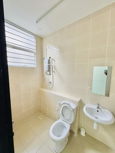 3-storey Terraced House for Rent in Kajang (Selangor) - Erin Yusof - Bathroom - PropertyGuru.com.my