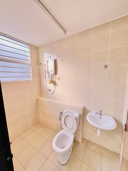 3-storey Terraced House for Rent in Kajang (Selangor) - Erin Yusof - Bathroom - PropertyGuru.com.my