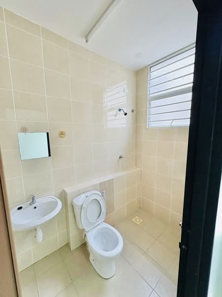 3-storey Terraced House for Rent in Kajang (Selangor) - Erin Yusof - Bathroom - PropertyGuru.com.my