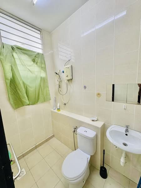 3-storey Terraced House for Rent in Kajang (Selangor) - Erin Yusof - Bathroom - PropertyGuru.com.my