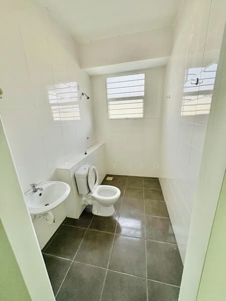 3-storey Terraced House for Rent in Kajang (Selangor) - Erin Yusof - Bathroom - PropertyGuru.com.my