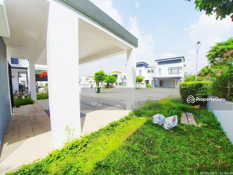 Extra land at the side of the house.