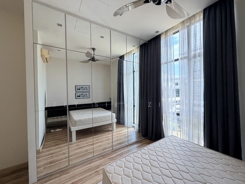 Semi-Detached House for Sale in Taman Bukit Serdang (Seri Kembangan) - Tey Siew Zing - Bedroom - PropertyGuru.com.my