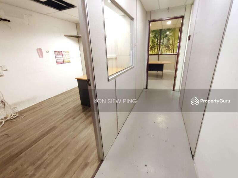 Intermediate 3 Storey Shophouse For SALE !! Located at Jalan Sekama