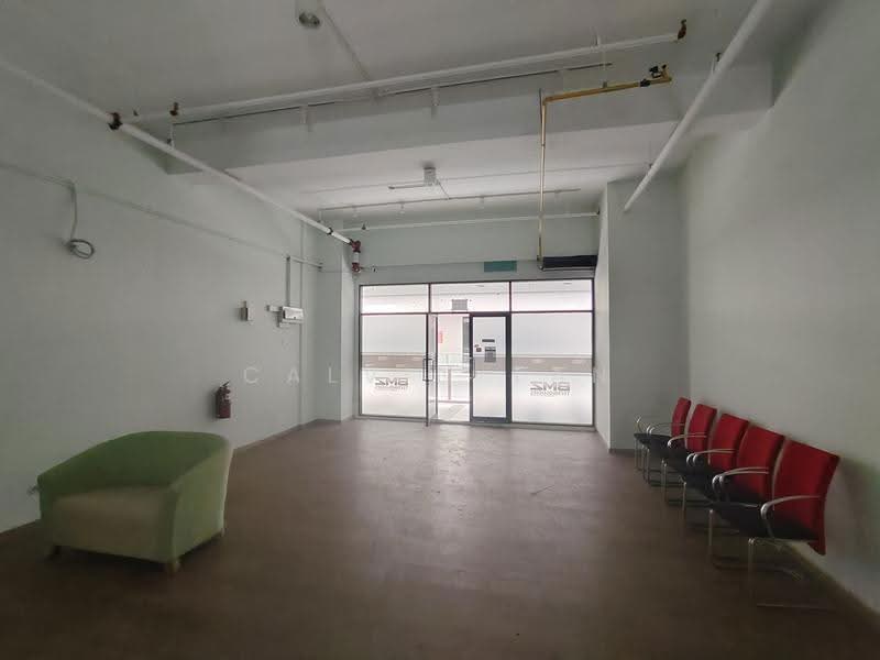 Retail Space for Sale in Seri Kembangan (Selangor) - Calvin Tan - Entrance - PropertyGuru.com.my