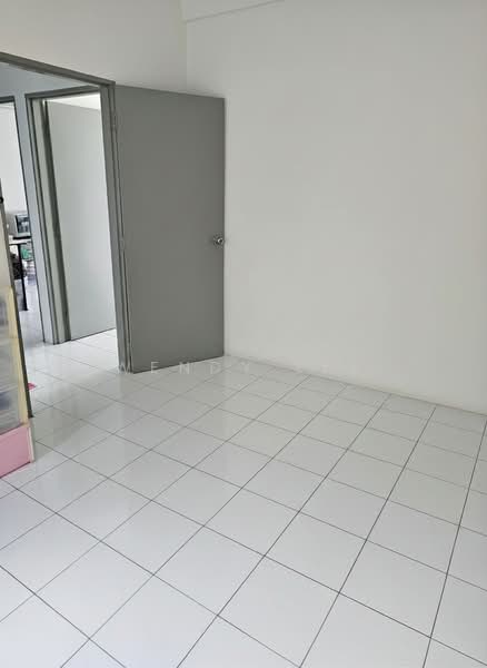 Pangsapuri untuk Dijual di Taman Bunga Merah - Wendy Lee - Room 1 - PropertyGuru.com.my