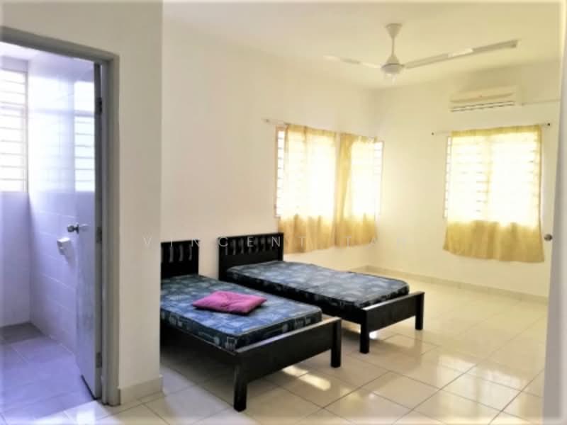 Rumah Berkembar untuk Dijual di Bandar Putra Permai (Seri Kembangan) - Vincent Tan - Bedroom - PropertyGuru.com.my