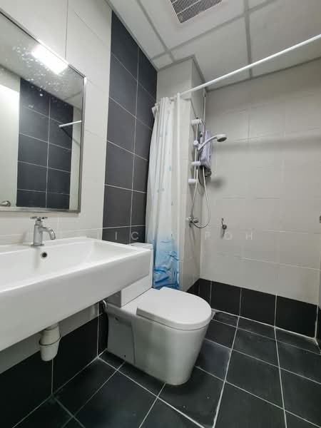 Servis Apartment untuk Disewa di Centrestage Designer Suite - Felicia Poh - Bathroom - PropertyGuru.com.my