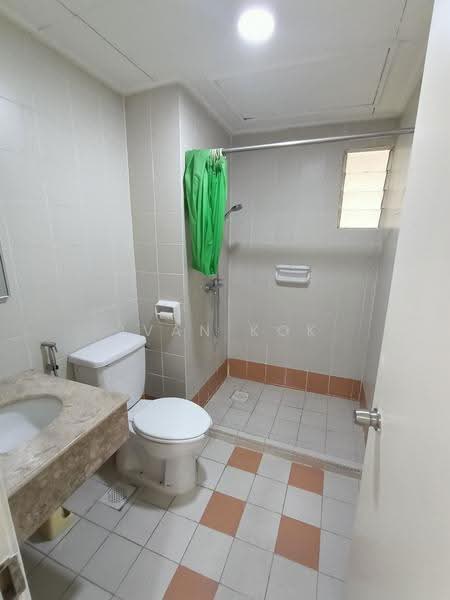 Kondominium untuk Dijual di Bungaraya Condominium - Ivan Kok - Bathroom - PropertyGuru.com.my