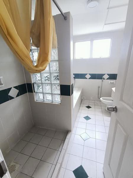 Kondominium untuk Dijual di Bungaraya Condominium - Ivan Kok - Bathroom - PropertyGuru.com.my