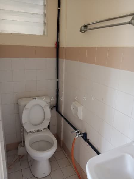 Kondominium untuk Dijual di Bungaraya Condominium - Ivan Kok - Bathroom - PropertyGuru.com.my