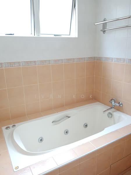 Kondominium untuk Dijual di Bungaraya Condominium - Ivan Kok - Bathroom - PropertyGuru.com.my
