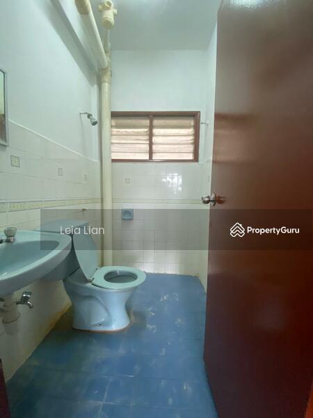 Toilet at the master room 