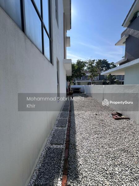 Side of the house with extra land 