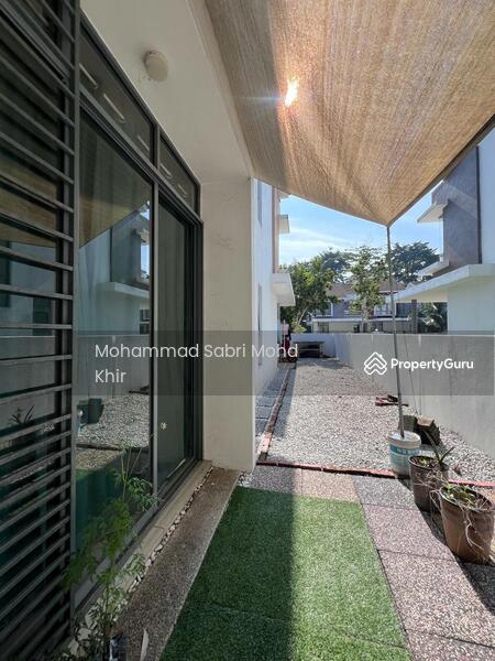 Side sliding door at dining area