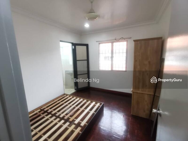 Double storey house 3rooms 2 baths walking distance 250m to ss18 LRT stations for rent 0129136136