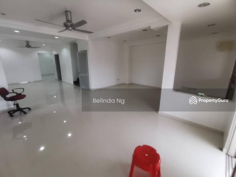 Double storey house 3rooms 2 baths walking distance 250m to ss18 LRT stations for rent 0129136136