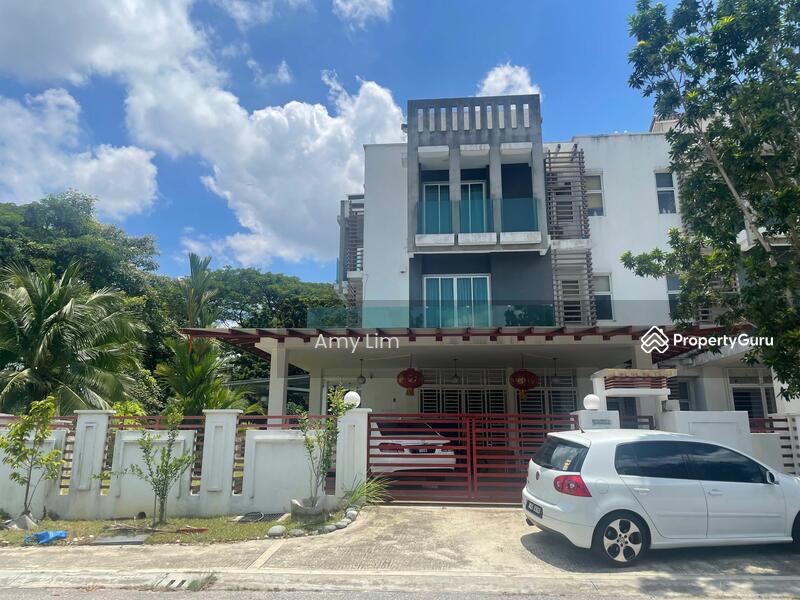 Usj Height Capri 3 storey 6r7b Corner House F/f Huge Garden Subang