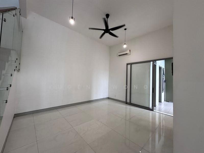 Rumah Teres untuk Dijual di Bandar Putra Permai (Seri Kembangan) - Eugene Wong - Living Room - PropertyGuru.com.my