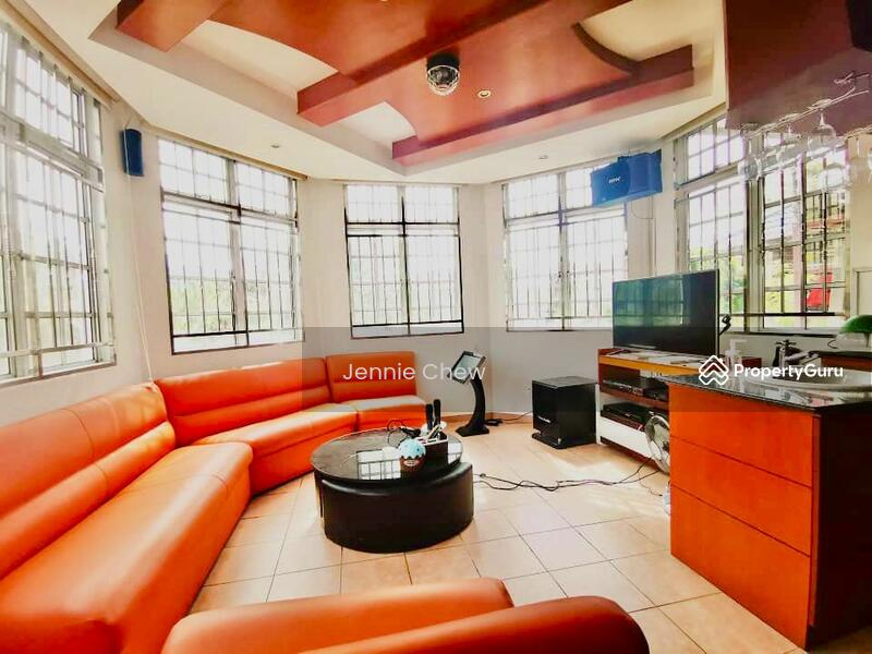 Untuk Dijual - RosMerah Heights - 2 storey Corner Bungalow. Taman Johor Jaya. Rosmerah Heights . Johor Jaya.