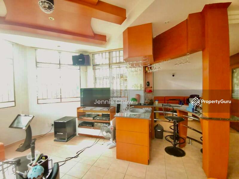 Untuk Dijual - RosMerah Heights - 2 storey Corner Bungalow. Taman Johor Jaya. Rosmerah Heights . Johor Jaya.