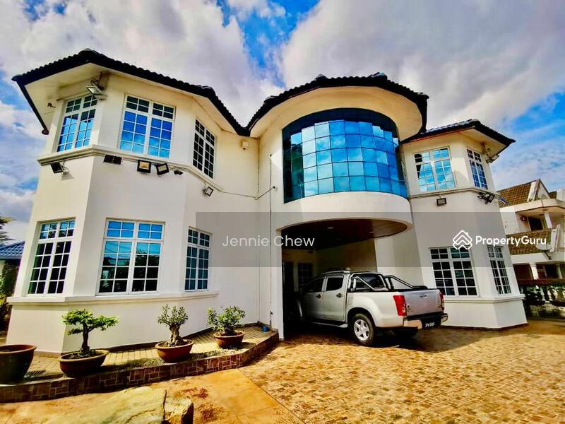 Untuk Dijual - RosMerah Heights - 2 storey Corner Bungalow. Taman Johor Jaya. Rosmerah Heights . Johor Jaya.