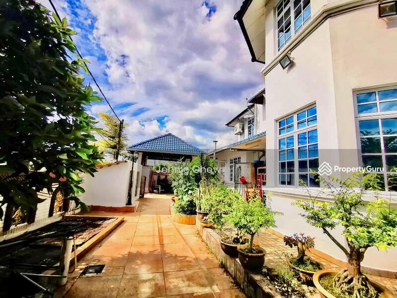 Untuk Dijual - RosMerah Heights - 2 storey Corner Bungalow. Taman Johor Jaya. Rosmerah Heights . Johor Jaya.