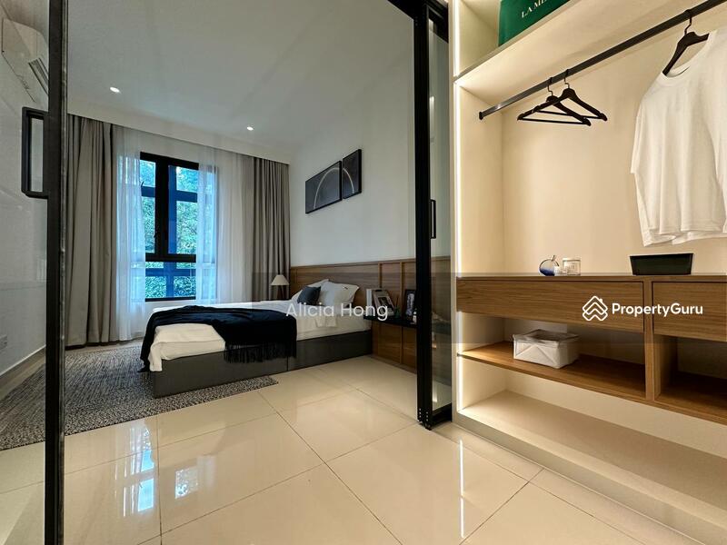 London Pavilion - Master Bedroom