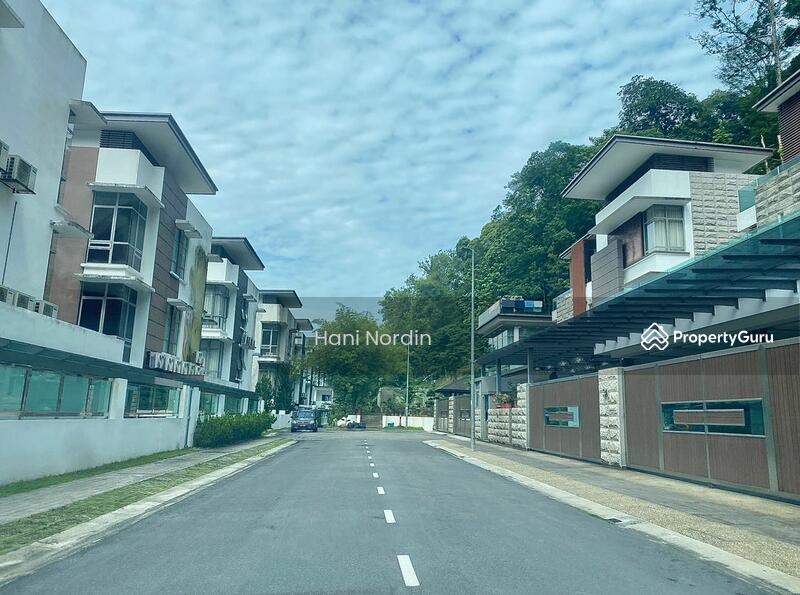 Not back to back. Behind is road , that separates unit with houses behind.