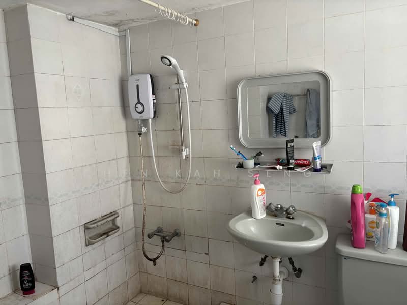 Condominium for Sale at Pantai Panorama Condominiums - Chen Kah Seng - Bathroom - PropertyGuru.com.my