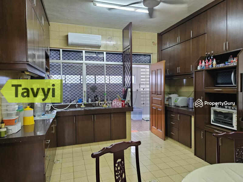 For Sale - 2 and half storey Semid semi detached Island Park greenlane for sale