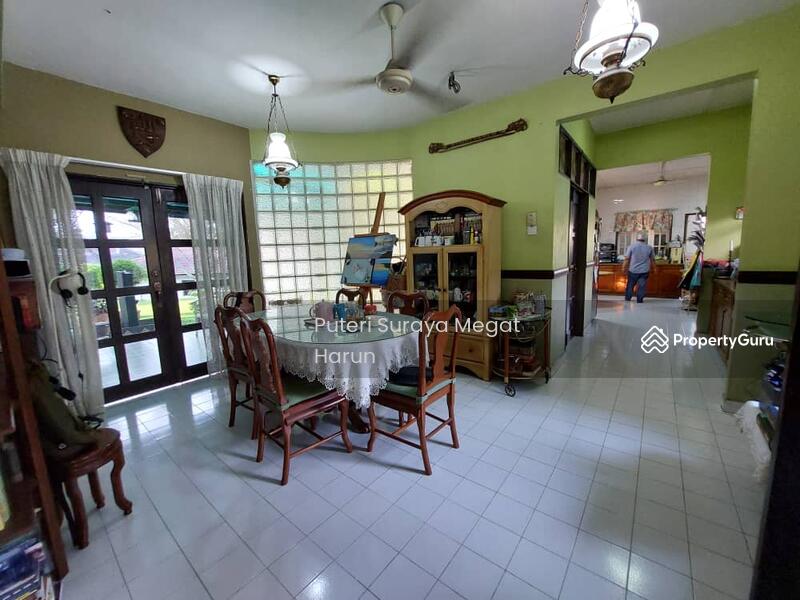 Dining room accessible to the garden